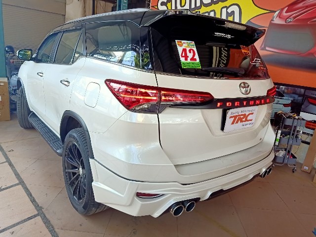 FORTUNER 2015-19 คิ้วฝาท้าย มีไฟ สัญญาณไฟหรี่ระบบไฟ Running 